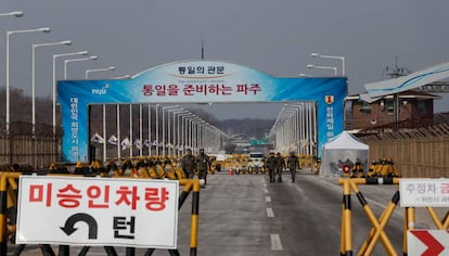 Entrada a la Zona Desmilitarizada que separa a las dos Coreas por el puente de Tongil (&quot;Reunificaci&oacute;n&quot;).