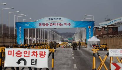 Entrada a la Zona Desmilitarizada que separa a las dos Coreas por el puente de Tongil (&quot;Reunificaci&oacute;n&quot;).