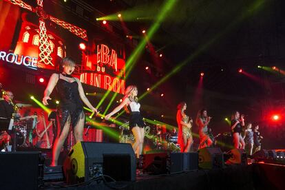 El grupo de chicas de Operación Triunfo que ofrecieron anoche un concierto en el en el Palau Sant Jordi para conmemorar el 15 aniversario de aquel programa.