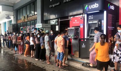 Decenas de personas hacen largas colas para retirar dinero de los cajeros automáticos en la ciudad de Yangon el 29 de abril.
