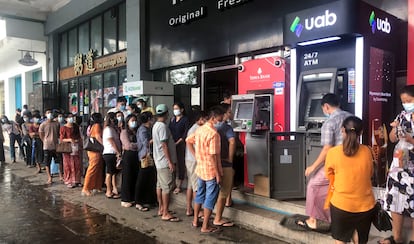 Decenas de personas hacen largas colas para retirar dinero de los cajeros automáticos en la ciudad de Yangon el 29 de abril.