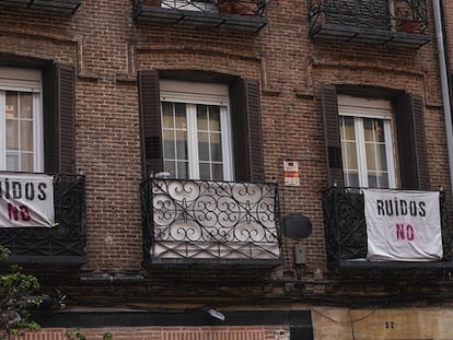Protestas contra el ruido en un edificio de Madrid, en una imagen de archivo.