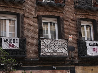 Algunos vecinos de la calle Ponzano, en el distrito de Chamberí, no han retirado los carteles contra el ruido que colgaron antes de que cerraran los bares.