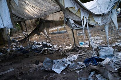 Una ONG saqueada y destruida en los combates de la ciudad de Leer. Todos los agentes humanitarios , incluyendo MSF, fueron evacuados de Leer en medio de intensos combates en de mayo de 2015. Miles de civiles se vieron obligados a huir por la selva hasta el sitio de Protección de Civiles de la ONU en Bentiu . Sin embargo, MSF pudo reanudar operaciones limitadas de Leer en julio de 2015 con clínicas móviles y programas de alimentación terapéutica hasta que las instalaciones fueron saqueadas una vez más en octubre . MSF ha sido atacado tres veces en Leer desde estalló el conflicto .