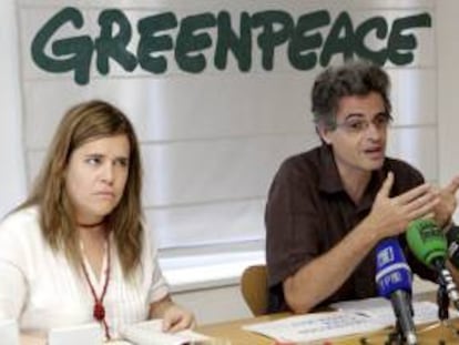 El director general de Greenpeace España, Mario Rodríguez, junto a la responsable de Costas de Greenpeace, Pilar Marcos. EFE/Archivo