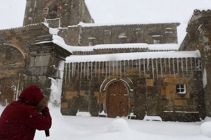 Una persona camina entre la nieve en la localidad de Altos de Arbas (León). 