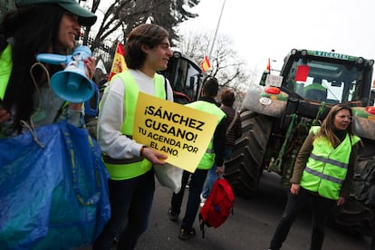 Un joven porta un cartel contra el presidente del Gobierno, Pedro Sánchez, durante la protesta de este miércoles en el centro de Madrid.