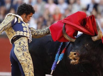 Matías Tejela, en su segundo de la tarde, al que cortó una oreja.