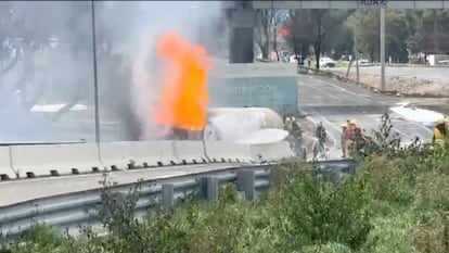 Los bomberos combaten el incendio.