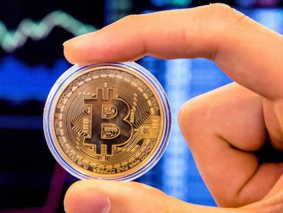 Representación de la moneda virtual bitcoin.