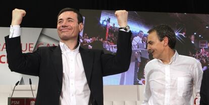 Tom&aacute;s G&oacute;mez, junto al secretario general del PSOE, durante un mit&iacute;n de las pasadas elecciones auton&oacute;micas en Alcal&aacute;.