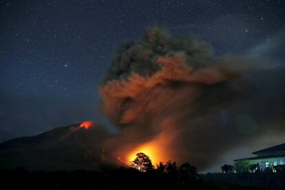 Hot lava flows from Mount Sinabung volcano during eruption as seen from Tiga Serangkai village in Karo Regency, North Sumatra province, Indonesia June 25, 2015. REUTERS/Beawiharta     SEARCH "THE NATURAL WORLD" FOR ALL 20 IMAGES      TPX IMAGES OF THE DAY     