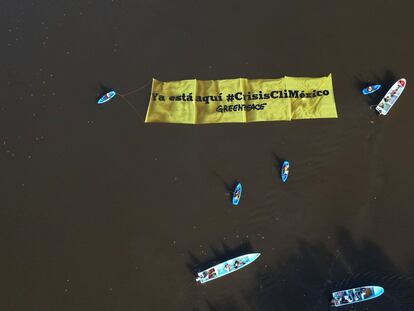 Greenpeace despliega una pancarta en una laguna cercana a la refinería de Dos Bocas, en Tabasco, el 24 de octubre.