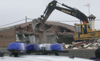 Derribo de 10 viviendas ilegales en Chiclana en diciembre de 2009.