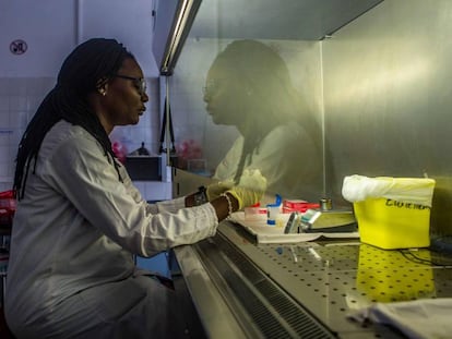 La doctora y biotecnóloga Sandrine Tossu analiza unas muestras de orina de sus pacientes en el departamento de investigación de la tuberculosis del hospital nacional de Cotonou Lazaret.