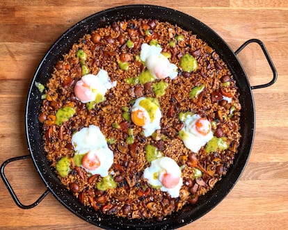 Arroz con cosas (encima)