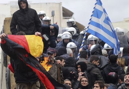 Un manifestante quema una bandera alemana durante la protesta en Atenas.