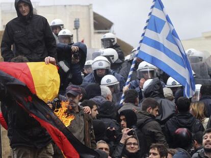 Un manifestante quema una bandera alemana durante la protesta en Atenas.