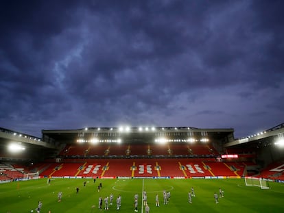 Los jugadores del Atlético de Madrid, durante el entrenamiento de este martes en Anfield, previo al partido de vuelta de los octavos de final de la Liga de Campeones.