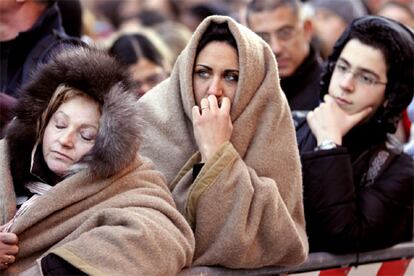 Té, agua, galletas y mucha paciencia. Los peregrinos se hacen con mantas para pasar la noche y reciben víveres de las autoridades para soportar las largas horas de espera antes de poder pasar ante los restos mortales del Papa Juan Pablo II.