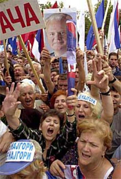 Partidarios de Milosevic protestan contra su extradición en Belgrado.