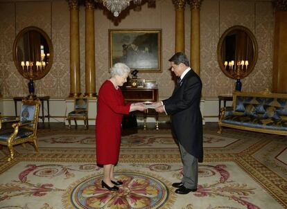 Federico Trillo y la reina Isabel, en una audiencia en Buckingham Palace.