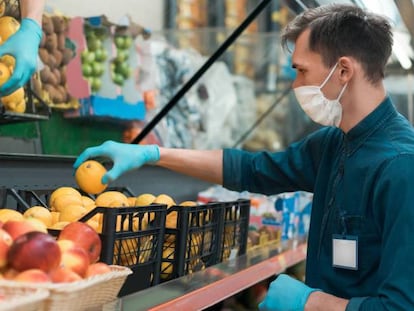 Trabajador de un supermercado. 