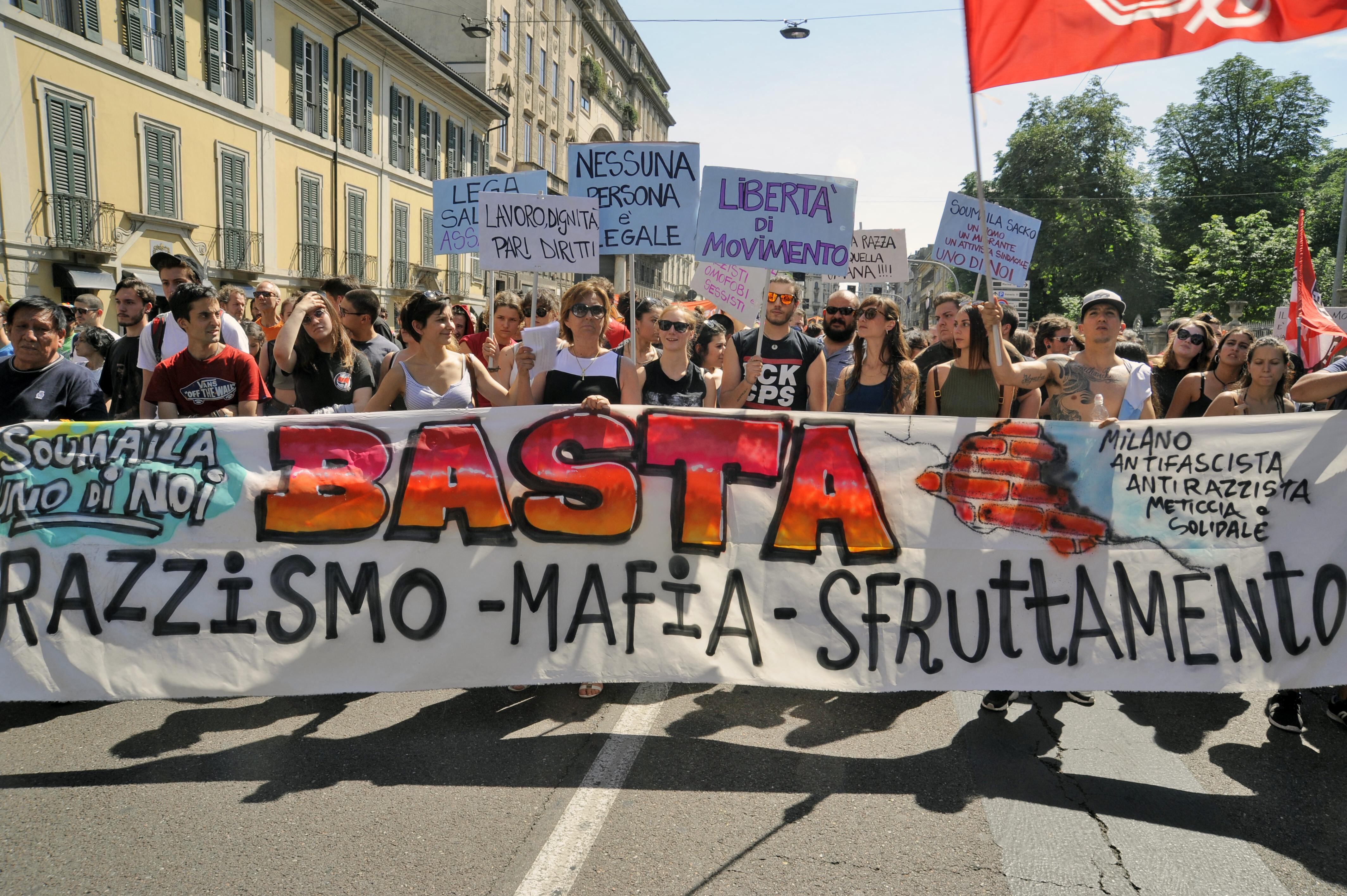 Manifestantes desfilan durante una protesta celebrada en Milán (Italia) por el asesinato de Soumailo Sacko en la llanura calabresa de Gioia Tauro, el 9 de junio de 2018.