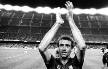 Quini se despide del público del Camp Nou tras un partido homenaje.