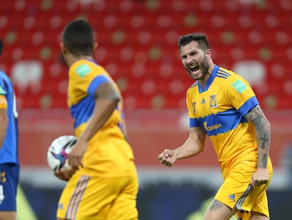 O francês André-Pierre Gignac celebra um de seus gols.