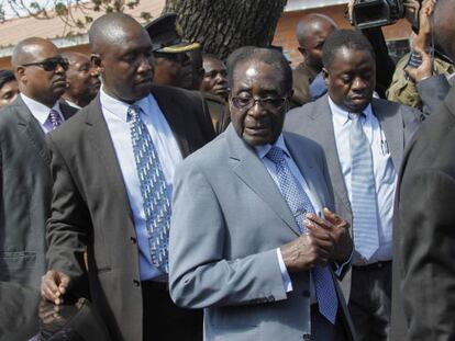 Mugabe, a su llegada al colegio electoral el 31 de julio. 