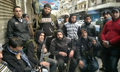 Miembros de la comunidad suní de Trípoli vigilan una avenida del barrio de Bab al Tabbaneh.