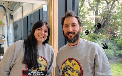 Maria Lopopolo, primera autora del estudio, junto a Nicolás Rascovan.