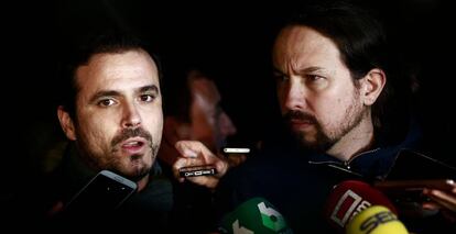 El líder del partido de izquierda español Podemos Pablo Iglesias (R) y el líder de Izquierda Unida Alberto Garzón (L) asisten a una manifestación contra los impuestos hipotecarios en Madrid el 10 de noviembre de 2018. Foto de Benjamin CREMEL / AFP