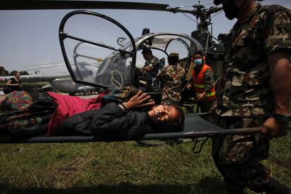 Miembros de la Fuerza aérea durante la evacuación de víctimas del terremoto en Katmandú, Nepal.