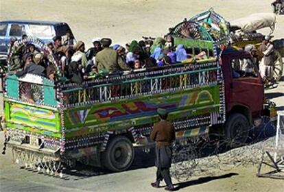 Un grupo de refugiados afganos se dirige al paso fronterizo con Pakistán.