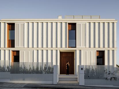 El ladrillo tradicional blanqueado y el uso de madera y mallorquinas en las ventanas marcan la influencia de la arquitectura tradicional mediterránea.