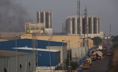 Más de una decena de dotaciones de los Bomberos trabajan para apagar el incendio en la fábrica de Miasa.