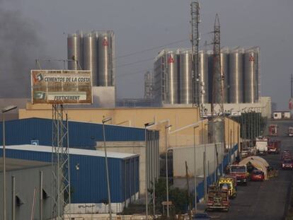 Más de una decena de dotaciones de los Bomberos trabajan para apagar el incendio en la fábrica de Miasa.