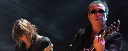 Antonio Vega (izqda.) y Nacho García Vega durante el concierto ofrecido en el Palacio de Deportes de Madrid.