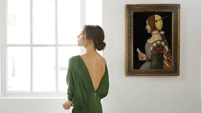 Victoria Beckham posa en su tienda ante un retrato pintado por el círculo de Leonardo da Vinci.