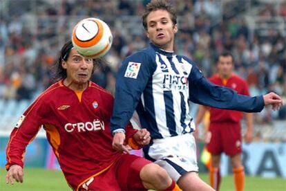 Mikel Alonso (derechacha), de la Real Sociedad, disputa un balón con el defensa del Celta Pablo Contreras.