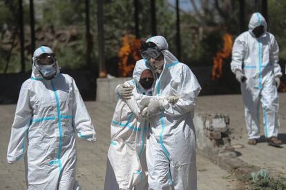 El coronavirus "está poniendo a prueba nuestros límites para soportar la miseria (...) Esta tormenta ha sacudido al país", dijo este domingo el primer ministro indio, Narendra Modi, en su acostumbrada alocución mensual. En la imagen, un familiar es consolado tras asistir a una cremación de una víctima de covid, en Jammu, este domingo.