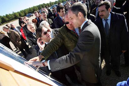 Carlos Fabra explica pormenores de las obras del aeropuerto de Castellón a Francisco Camps.
