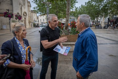 Los dos candidatos macronistas charlan con un vecino durante el reparto de propaganda electoral por las calles de Maugio. 