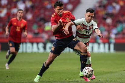 Rodri pugna por el balón con Pedro Gonçalves, en el España-Portugal del viernes.