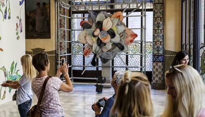 La gran flor de porcelana creada por el artista Santi Moix en la exposici&oacute;n del Palau de la M&uacute;sica. 