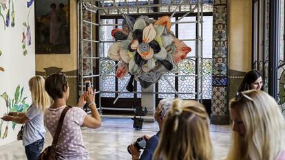 La gran flor de porcelana creada por el artista Santi Moix en la exposici&oacute;n del Palau de la M&uacute;sica. 