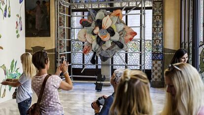 La gran flor de porcelana creada por el artista Santi Moix en la exposici&oacute;n del Palau de la M&uacute;sica. 