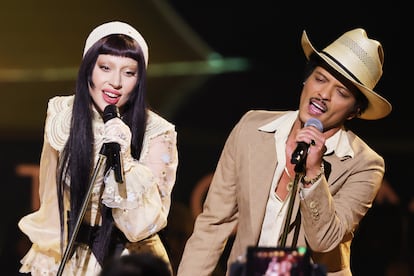 Lady Gaga y Bruno Mars durante su interpretación de 'California Dreamin', de Mamas and The Papas. 